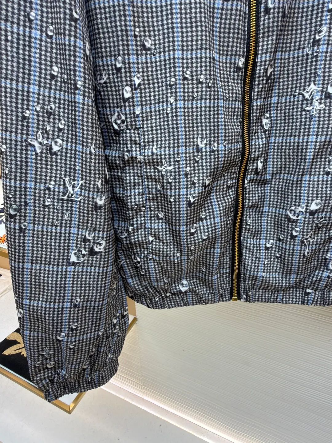 LOUIS VUITTON double-sided hooded raindrop printed windproof jacket ●Original version: 23999 purchase and development ●Item number: 1681911-B40 ●Fabric: nylon fabric ●Technology: printing production ●Color: gray ●Version: fitted version ●Weight: about 460 grams ●Size: S-M-L-XL ●Description: This lightweight double-sided windproof jacket presents two different styles: a vivid Monogram Waterdrop on one side The print consists of playful Monogram logos raining down on elegant Prince of Wales check. The other side is a timeless dark color, complemented by a subtle monogram jacquard in the same color. Easy to store, it's the perfect choice for a cozy weekend in the countryside or a rainy stroll in the city. Body: 100% polyester; Lining: 100% nylon; Other: 100% cotton, Drawstring hood Elasticized cuffs and hem Logo printed at outer side, jacquard logo pattern at inner side Zip at front Trim pockets. The overall wiring is straight and delicate, the fabric is comfortable and soft, and the color is consistent without color difference. It can be matched with the same style to create a fashionable look and control various occasions. Customized accessories, complete with three standards, same style for men and women!